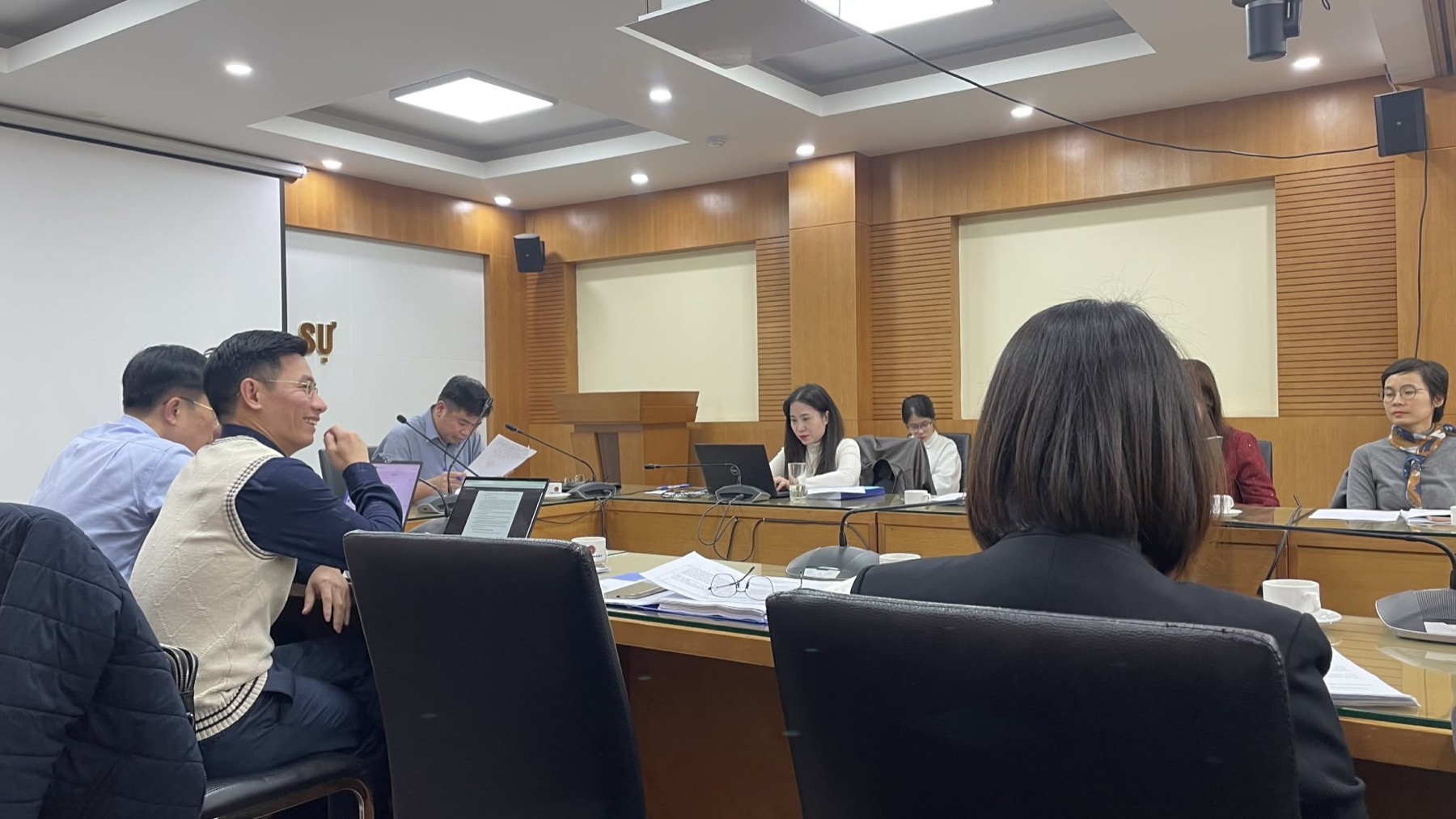 The Cosmetics Sector Committee in a consultation meeting
